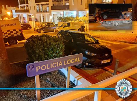 Un conductor estaciona en la acera frente a la Policía de Sant Josep