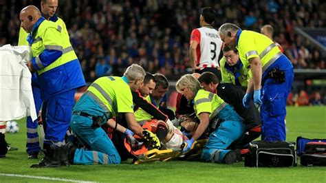 Van Gaal Luke Shaw Tearful After Double Leg Fracture In Manchester United Loss Eurosport