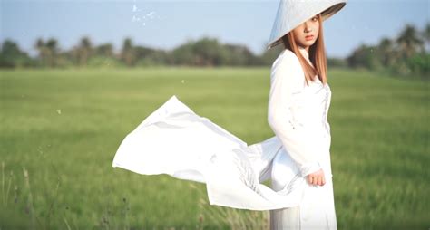 Hot girl nổi tiếng Thái Lan lấy lòng fan Việt khi mặc áo dài đội nón lá cực xinh
