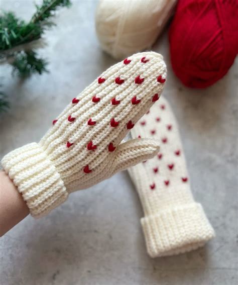 Вязаные варежки с сердечками ️ knitted_kate | Muñecos de ganchillo ...