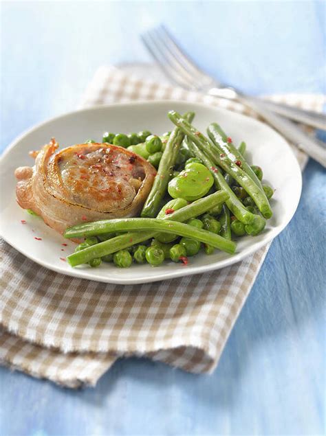 Medaillon De Mignon De Porc Enlarde Haricots Verts Feves Et Petits