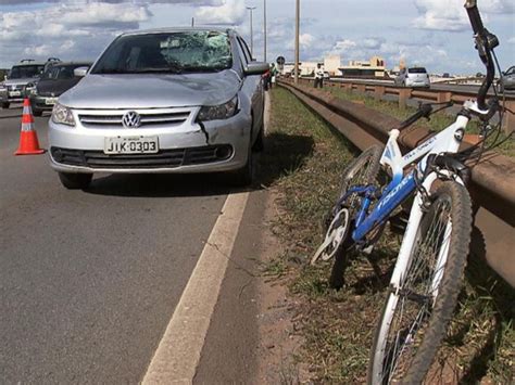 G Ciclista Morre Ap S Ser Atropelado Por Carro Na Estrutural No Df