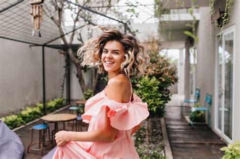 Superbe Fille Blonde Dansant Dans Un Café En Plein Air Portrait D une Femme Souriante