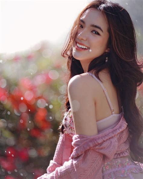 Cuộc sống khiến triệu người đỏ mắt ghen tị của hot girl lai dòng máu