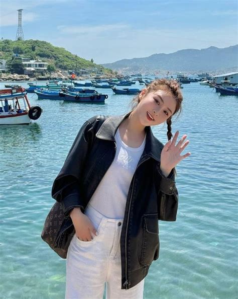 Hot girl nhóm hài tỉ view đầu năm khoe nhan sắc nhầm nữ sinh Báo