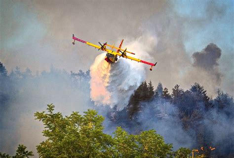 Incendio Boschivo Devastante In Azione Elicotteri E Canadair Quilink