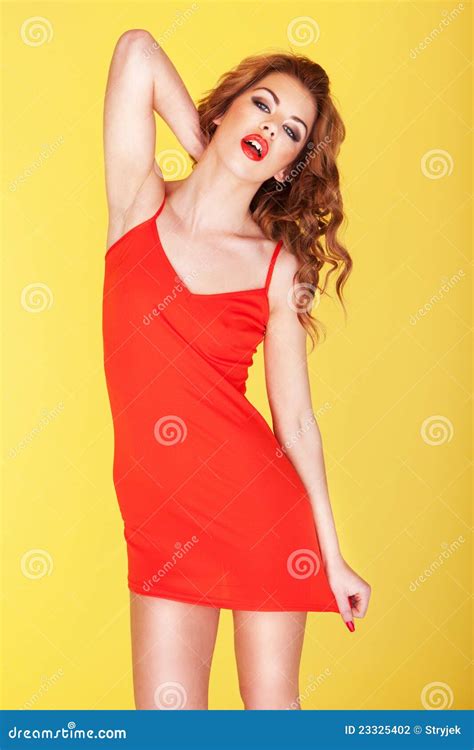 Jeune Fille Mince Dans La Robe Rouge Photo Stock Image Du Pose Mini