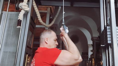 Что даёт тяга одной рукой с верхнего блока? Главные достоинства ...