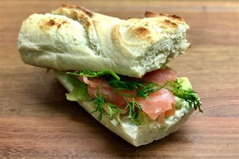 Sándwich de Salmón Ahumado y Aguacate con Queso Receta ekilu