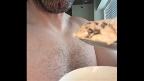 Guy Komt Klaar Op Ijs En Eet Het Pornhub Gay