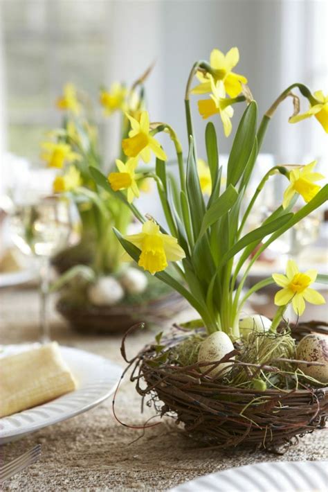 Festliche Tischdeko Zu Ostern Typische Ostersymbole Auf Den Tisch Bringen