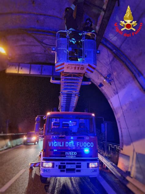 Camion Abbatte Le Canaline In Galleria Statale Chiusa Per Due Ore