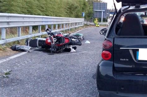 Incidente Lungo La Tangenziale Ovest A Milano Moto Si Schianta Contro