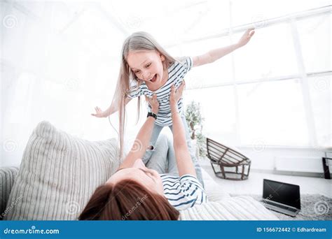 Maman Joue Avec Sa Fille Photo Stock Image Du Maman 156672442