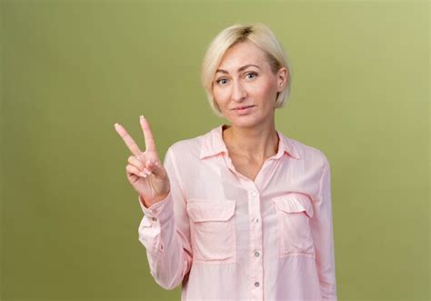 Heureux Jeune Femme Slave Blonde Montrant Le Geste De Paix Photo Gratuite