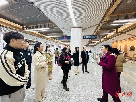 长江网市民体验官走进武汉地铁19号线 听“楚韵钟声”赏“湖光山色”武汉新闻中心长江网cjncn