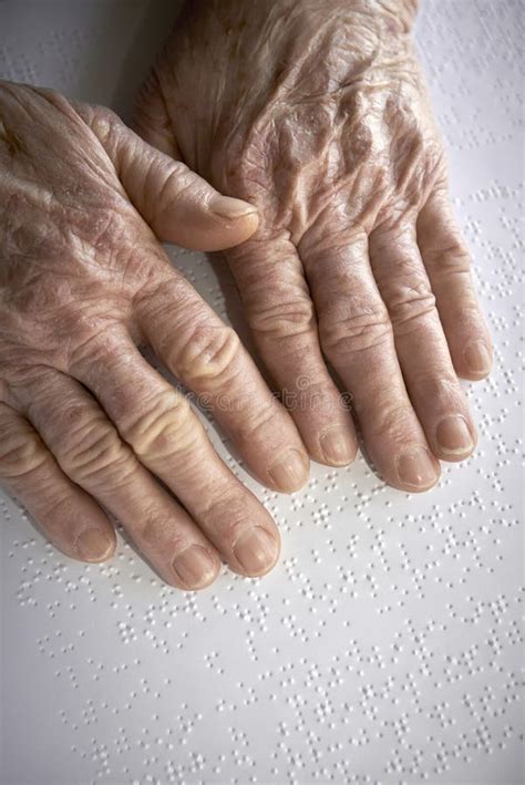 Le Mani Della Donna Anziana Leggenti Un Libro Con La Lingua Di Braille