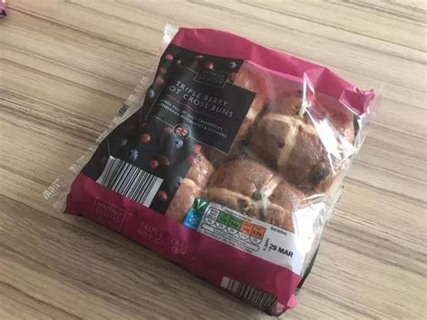 I Tried Tesco M S Sainsbury S Lidl Aldi And Asda Hot Cross Buns And One Tasted Completely