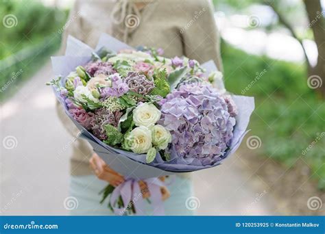 Ramo Hermoso Del Verano Arreglo Con Las Flores De La Mezcla Chica Joven