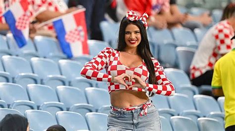 Fan quyến rũ nhất thế giới diện bikini đại náo EURO đau lòng vì thảm họa Croatia