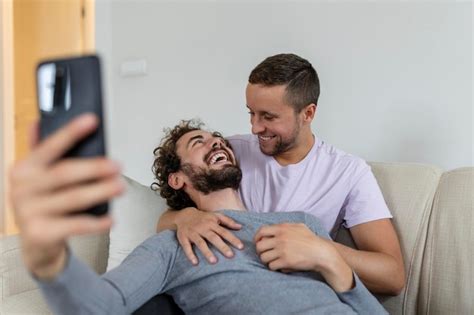 V Deo De Casal Gay Bonito Chamando Seus Amigos Na Sala De Estar Em Casa