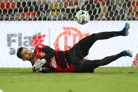 VÍDEO Goleiro do Flamengo acerta lançamento de 70 metros para gol de