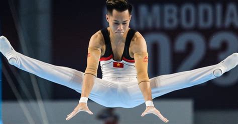 Hot boy thể dục dụng cụ Việt Nam mắc chứng bệnh hiếm VĐV gặp phải chân sưng tấy vẫn giành HCV