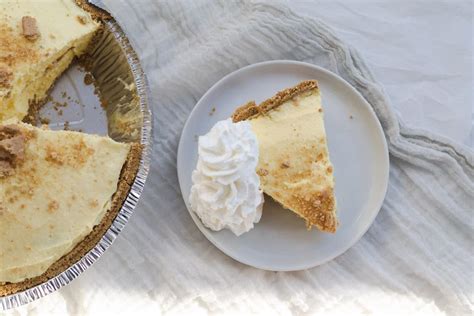 Vanilla Pudding Pie with Graham Cracker Crust • Simple Gray T-Shirt