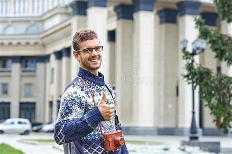 Homem Feliz Dando Polegares Para Cima Assine Um Retrato Completo Sobre