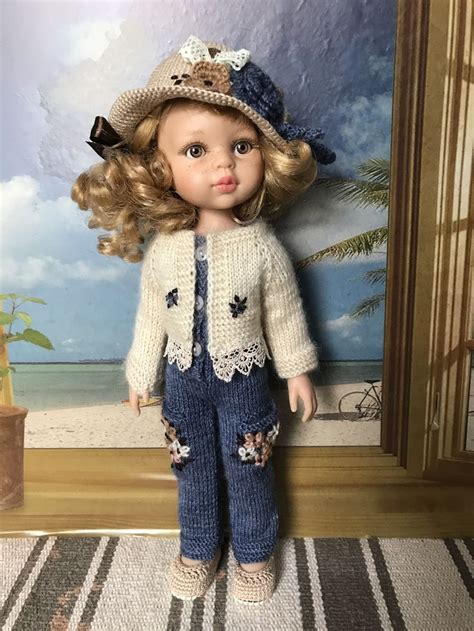 Кукла в стильных джинсах и белом свитере