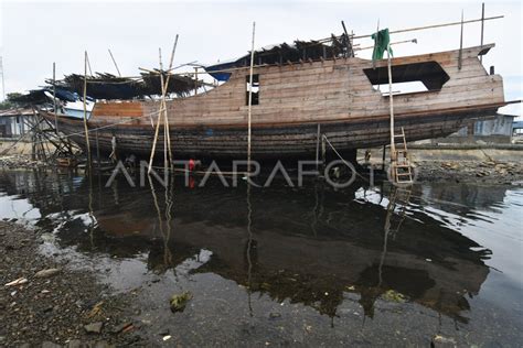 Pembuatan Kapal Kayu Tradisional Antara Foto