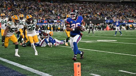 Saquon Barkley turns corner for touchdown | Giants vs. Packers Highlights