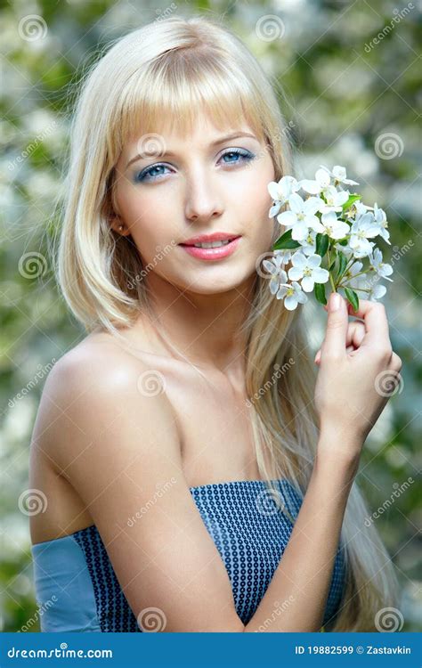 Blonde Hermoso Con Las Flores Imagen De Archivo Imagen De Modelo Manera