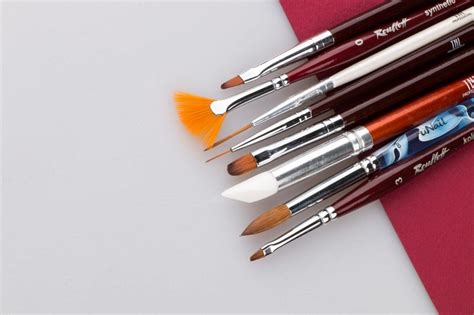 Кисточки для ногтей и маникюра: основные виды и выбор