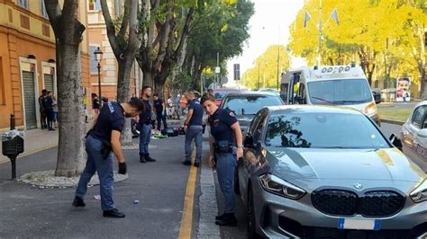 Omicidio A Modena Ventenne Accoltellato A Morte In Strada Caccia A