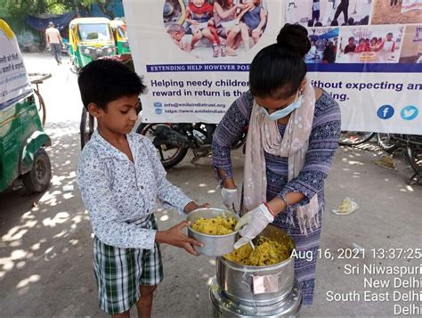 Smile India Trust Providing Cooked Food New Delhi