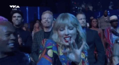 Taylor Swift Dancing GIF - Taylor Swift Dancing Happy - Discover ...