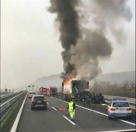 Spaventoso Incendio Sulla Salerno Reggio Calabria In Fiamme Tir Che