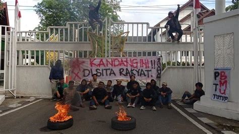 Pendemo Sempat Segel Pintu Masuk Kantor Gubernur Aceh Bakar Ban Dan