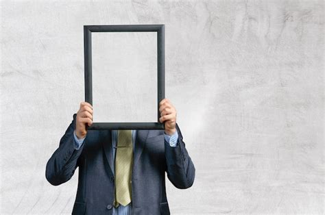 Homem Segurando Cartaz Em Branco M Dia Mista Foto Premium