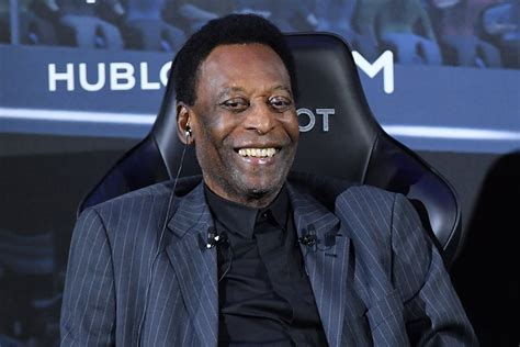 Em boa recuperação Pelé posta foto dando socos no ar em hospital