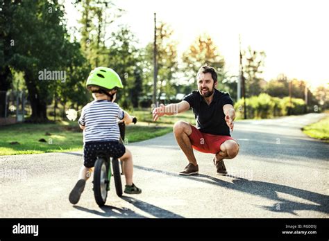 Padre E Hijo Con Bicicletas Fotograf As E Im Genes De Alta Resoluci N