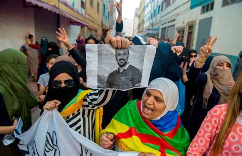 الأمن يمنع عائلات معتقلي حراك الريف من الاحتجاج في الحسيمة لكم Lakome2