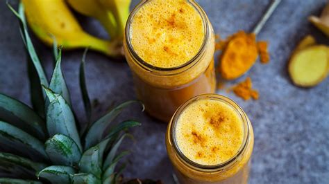 Zumo Detox De Piña Y Cúrcuma Fácil Y Muy Saludable