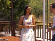 Eliza Ibarra Talking To Alex Legend And Gathering Their Belongings Porn