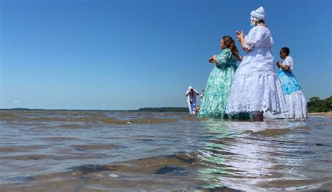 Sem A Tradicional Festa Devotos De Iemanj Entregam Barco