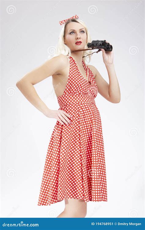 Portrait De La Fille Blonde Du Caucase Posent Dans Le Style De Pin Up Avec Des Jumelles Devant