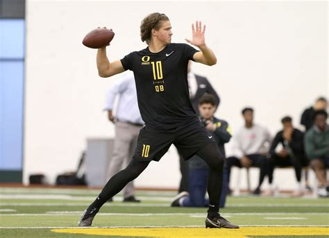 Justin Herbert showcases arm strength at Oregon pro day - oregonlive.com