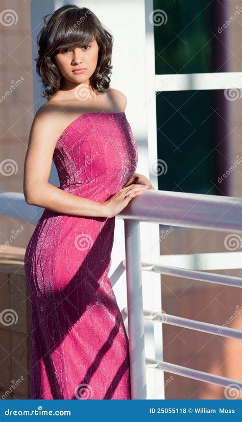 Bastante Adolescente En Vestido Magnífico Foto de archivo Imagen de muchacha latina