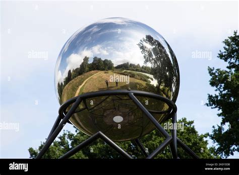 Nahaufnahme Der Reflektierenden Gespiegelten Kugel Fotos Und